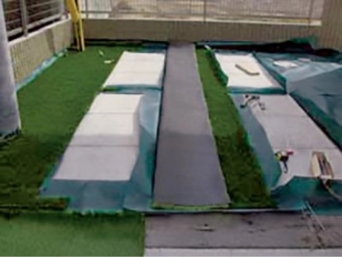 グリーンビスタ®の端部をカットする前に、敷地の形状に合わせてリアリーターフ®を仮置きします。