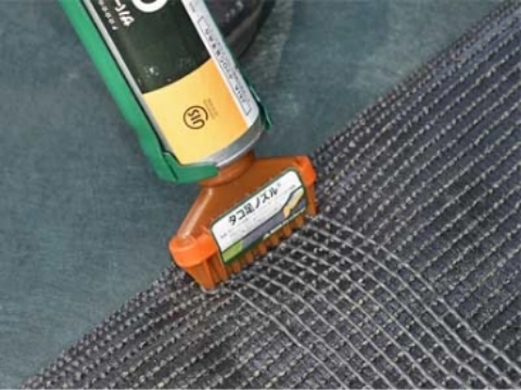 仮置きが終えたら、位置がずれないようにリアリーターフ®をめくり、裏に専用ボンドを塗布します。