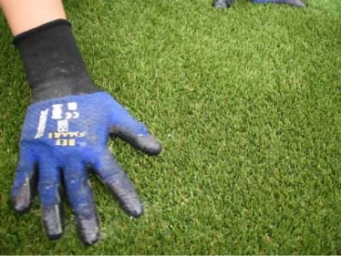 端部のグリーンビスタ®をカットしたあと、残ったパイルなどを除去、清掃し、パイルをトンボや手で立たせてください。