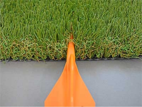 パイルとパイルの間に先端を差し込み、押し進めます。