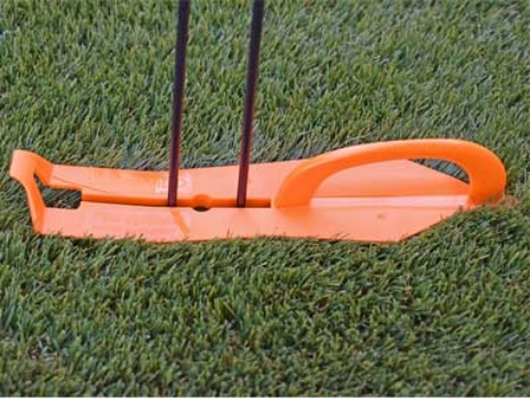 中央の丸い穴からハンマードリルを差し込み、下穴をあけます。