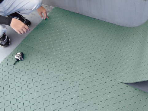 クッションマットを敷地形状に合わせ 敷き詰めます。