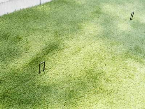 リアリーターフ®を仮敷きします。