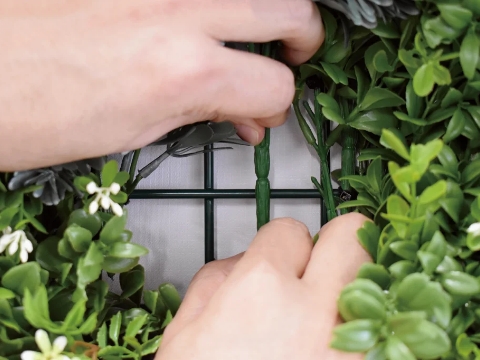 差した人工植物の茎を基盤メッシュの横線に対し、垂直にして押さえます。