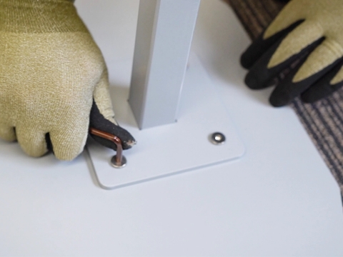 ベースプレートにフレームを取り付けます。