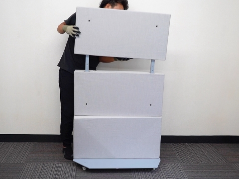 組み立てたフレームにフォームパネルをはめ込みます。