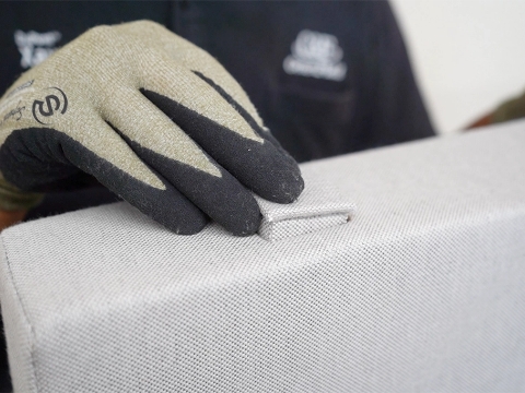 フレームの上部をキャップで塞ぎます。